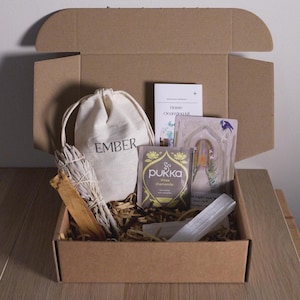 Home Cleansing Kit: White Sage, Palo Santo & Selenite - Spiritual Gift