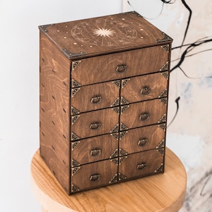 Support de jeu de tarot en bois personnalisé Organisateur de tarot boîte de cartes Oracle grande armoire 9 tiroirs boîte de rangement boîte à bijoux cristaux pierres mystique
