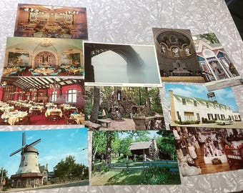 Peut inclure: Une collection de cartes postales anciennes représentant différentes scènes, notamment une église, un bâtiment avec un moulin à vent, un pont et une forêt. Les cartes postales sont imprimées en couleur et ont un aspect vintage.