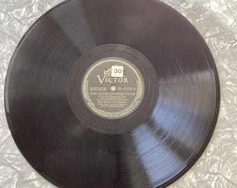 以下が含まれることがあります： 「ビクター」と「That Old Black Magic - Fox Trot」と書かれたラベルが付いた黒いビニールレコード。曲の作曲者、演奏者、オーケストラが記載されています。ラベルにはレコード番号「20-1523-A」も記載されています。