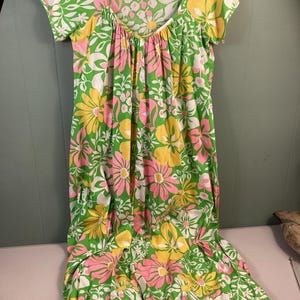 Vintage Women’s Bright Floral MOD Dress House Muumuu Nightgown Pink Yellow Green