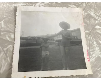 Vintage 1958 1959 Snapshot Photo Woman Swimsuit Sun Hat Boy Deckle Edge 3.5x3.5