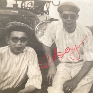 RPPC, 3 mecs sympas devant leur voiture, lunettes de soleil, look années 20, instantané