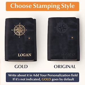 Pu&ograve; includere: Due diari in pelle blu scuro con disegni di rosa dei venti. Uno ha una rosa dei venti dorata e il nome "LOGAN" in oro. L'altro ha un design originale della rosa dei venti e il nome "LOGAN". Il testo recita "Scegli lo stile di stampa".