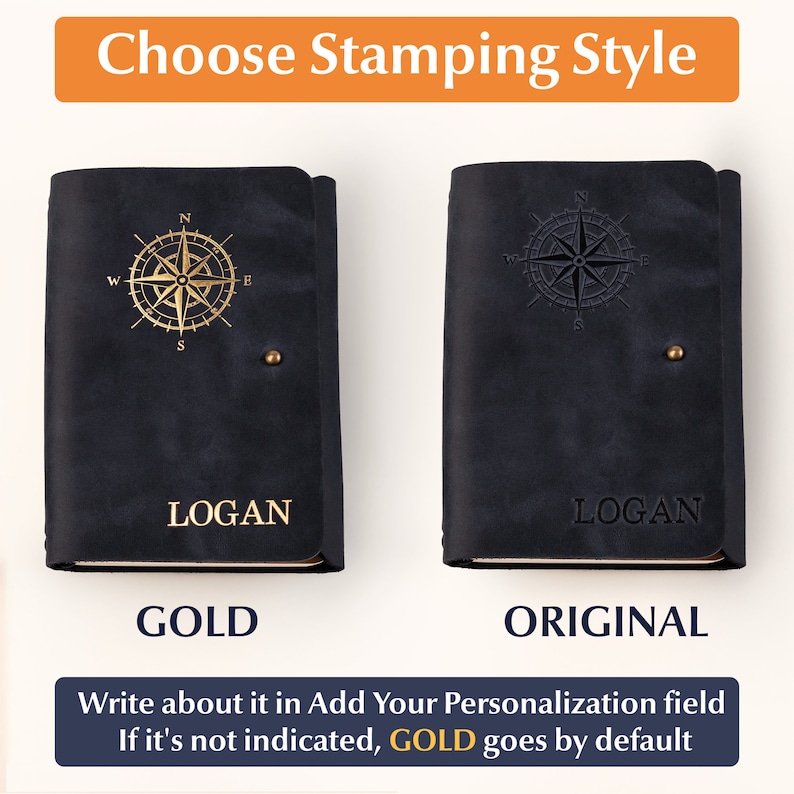 Pu&ograve; includere: Due diari in pelle blu scuro con disegni di rosa dei venti. Uno ha una rosa dei venti dorata e il nome "LOGAN" in oro. L'altro ha un design originale della rosa dei venti e il nome "LOGAN". Il testo recita "Scegli lo stile di stampa".