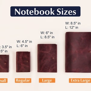 Pu&ograve; includere: Immagine che mostra quattro quaderni in pelle bordeaux di varie dimensioni: Piccolo (8,9 cm x 12,7 cm), Regolare (11,4 cm x 15,2 cm), Grande (15,2 cm x 21,6 cm) ed Extra Large (21,6 cm x 30,5 cm). I quaderni sono chiusi, con chiusura a bottone. Il testo "Notebook Sizes" &egrave; in alto.