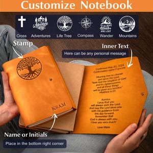 Pu&ograve; includere: Quaderno in pelle personalizzabile con timbro ad albero e le iniziali KSAM. Il quaderno aperto rivela testo personalizzato e una citazione religiosa. La copertina &egrave; di colore marrone caldo.