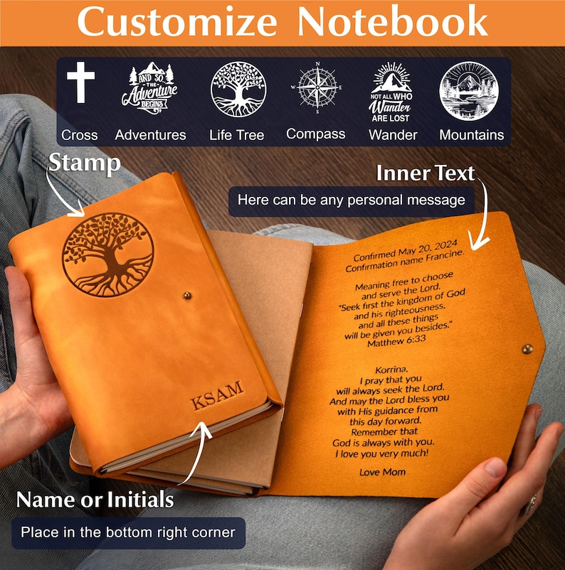 Pu&ograve; includere: Quaderno in pelle personalizzabile con timbro ad albero e le iniziali KSAM. Il quaderno aperto rivela testo personalizzato e una citazione religiosa. La copertina &egrave; di colore marrone caldo.