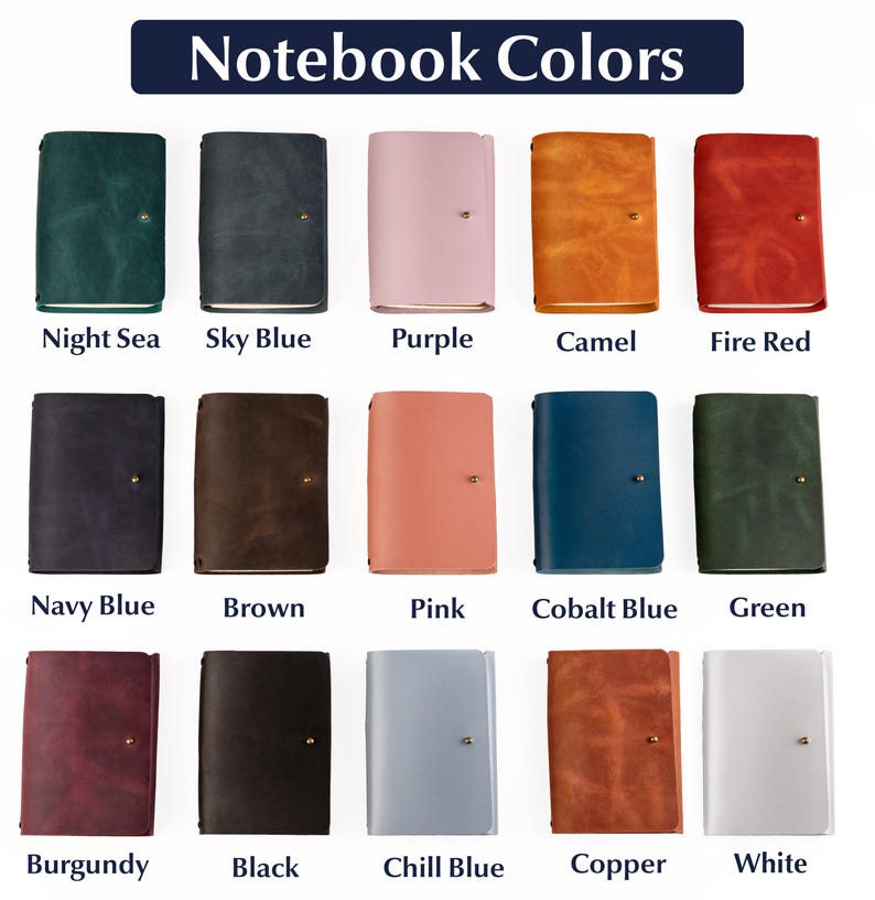 Pu&ograve; includere: Una collezione di quaderni rilegati in pelle in vari colori, tra cui Night Sea, Sky Blue, Purple, Camel e Fire Red. I quaderni hanno una chiusura a bottone e sono etichettati con i rispettivi nomi dei colori. Il testo "Notebook Colors" &egrave; in alto.