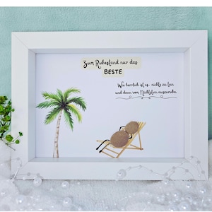 May include: White framed picture with a palm tree and two figures sitting on a beach chair. The text reads "Zum Ruhestand nur das BESTE Wie herrlich ist es, nichts zu tun und dann von Nichtstun auszuruhn."