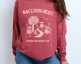 Camiseta de manga larga "Raccoon Heist" Otoño 2025 / Camiseta con gráfico de pastel de manzana Otoño Colores cómodos 6014 Ropa unisex acogedora