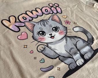 Camiseta de gatito gris kawaii / Ilustración de gato adorable con detalles de corazón