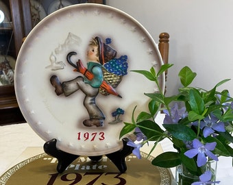 1973 M.I. Hummel Third Annual Collector Plate - Globe Trotter - HUM266 - TMK5 - Includes Box - Young Boy Exploring the World