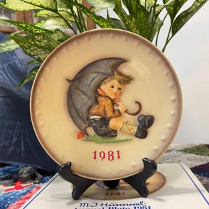 1981 M.I. Hummel Eleventh Annual Collector Plate - Umbrella Boy - HUM274 - TMK6 - Includes Box - Young Boy Sitting Under Umbrella