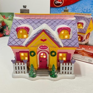 Departamento 56 - Casa de Minnie - #4038631 - Pueblo navideño de Mickey - Caja incluida - Casa rosa, amarilla y lavanda de Minnie