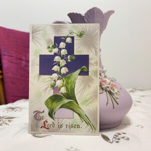 Antica cartolina di Pasqua - Il Signore è risorto - Stelo di mughetto davanti alla croce in tonalità di viola - Cartolina MAF Serie 112