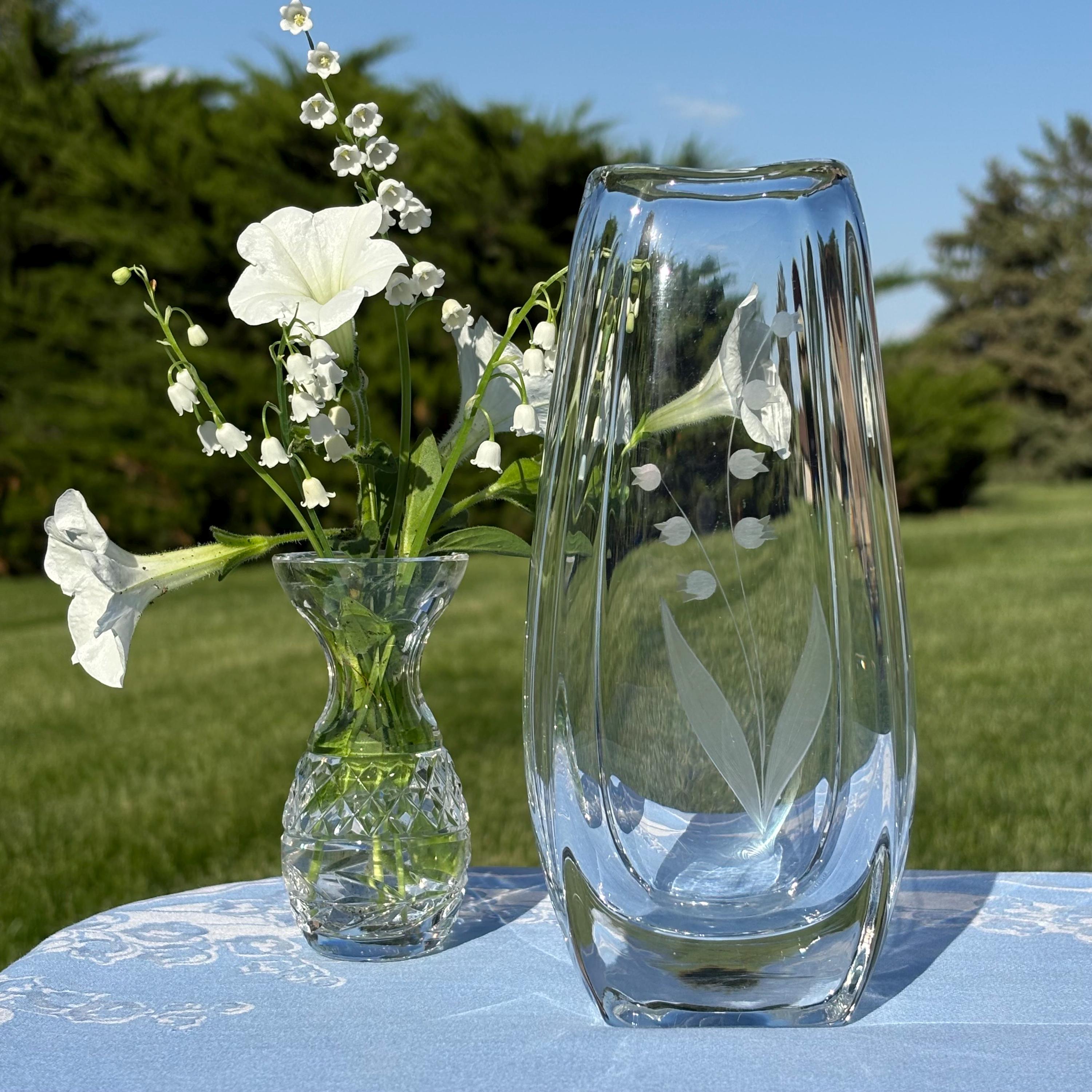 Vase en cristal vintage des années 1960 gravé de muguet 1/2