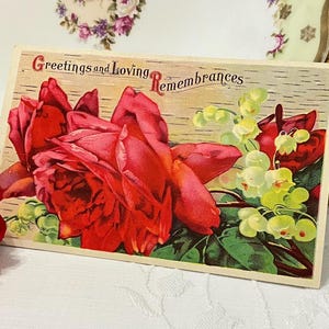 Ancienne carte postale de voeux victorienne de 1911 sans timbre - Salutations et souvenirs affectueux - belles roses rouges et muguet