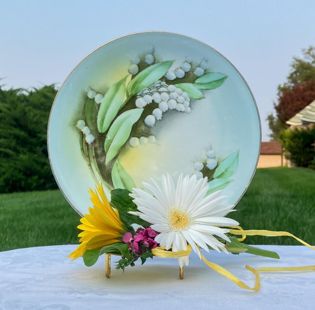 Vintage 1932 Royal Rudolstadt 1932 Assiette de collection Muguet peinte à  la main pour armoire Studio d'artiste signé par Bach Bordure dorée