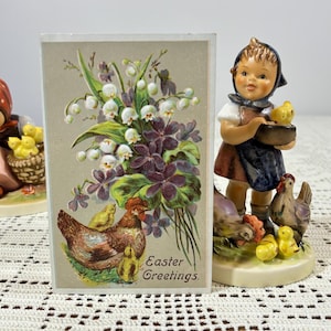 Antike 1900 Oster Grüße Postkarte - Glucke und Küken vor Maiglöckchen und Veilchen Blumenstrauß - Rückseite leer