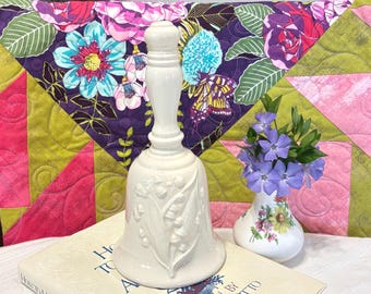 Campanella vintage in ceramica smaltata color avorio con motivo mughetto, diametro 7 1/2 pollici (19 cm circa), senza batacchio, anni '70 circa.