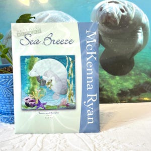 Agujas de pino - Brisa marina, Tootsie y Rumples, Bloque 5, Patrón de colcha artística de manatí más paquete de adornos - por McKenna Ryan