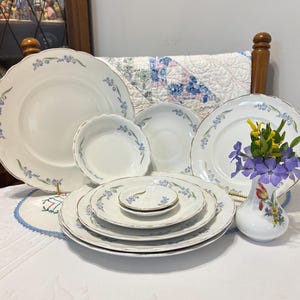 Antiguas piezas de porcelana Homer Laughlin Hudson de la década de 1910 - Campanas azules - Bordes dorados en relieve - Se venden por unidad