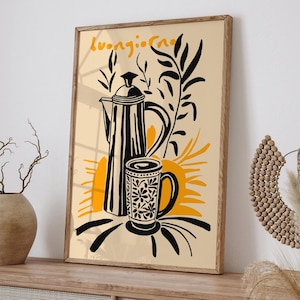 Pu&ograve; includere: Un'illustrazione in bianco e nero di una caffettiera e una tazza con la scritta "Buongiorno" in lettere gialle. Lo sfondo &egrave; color crema con accenti gialli.