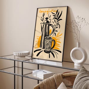 Pu&ograve; includere: Un'illustrazione in bianco e nero di una caffettiera e una tazza con il testo "Buongiorno" in giallo. Lo sfondo &egrave; di colore beige chiaro con un sole giallo.