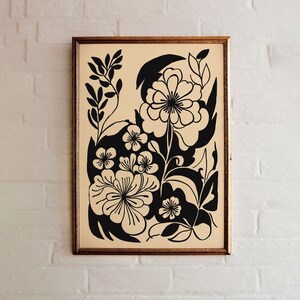 Art mural floral minimaliste, dessin botanique à l'encre noire, affiche nature moderne, art floral élégant et esthétique, décoration d'intérieur bohème neutre