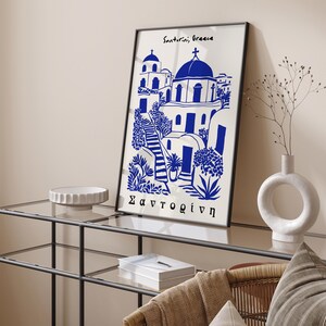 Puede incluir: Una ilustraci&oacute;n azul y blanca de una iglesia en Santorini, Grecia. El texto "Santorini, Greece" y "&Sigma;&alpha;&nu;&tau;&omicron;&rho;ί&nu;&eta;" est&aacute; impreso en la imagen.