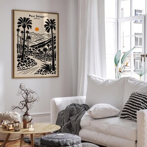 Pode incluir: Uma ilustra&ccedil;&atilde;o em preto e branco de palmeiras e um caminho sinuoso em uma paisagem des&eacute;rtica. O texto "Palm Springs, Calif&oacute;rnia" est&aacute; no topo da imagem.