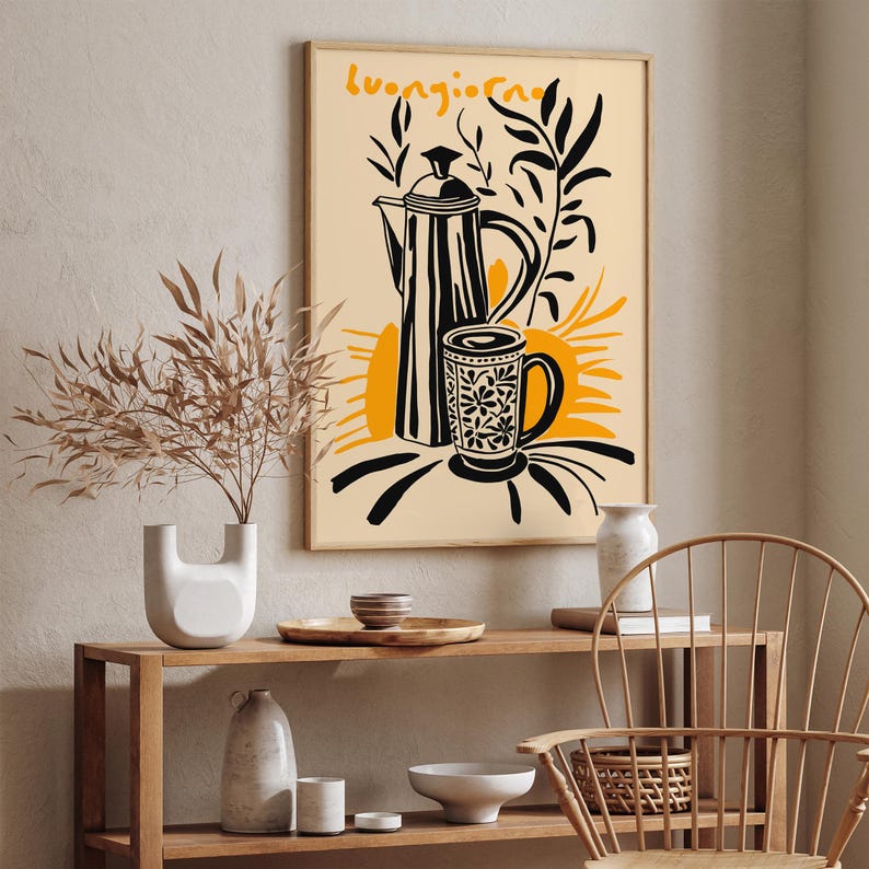 Pu&ograve; includere: Un'illustrazione in bianco e nero di una caffettiera e una tazza con un motivo floreale. L'illustrazione &egrave; su uno sfondo beige con accenti gialli. Il testo "Buongiorno" &egrave; in cima all'illustrazione.