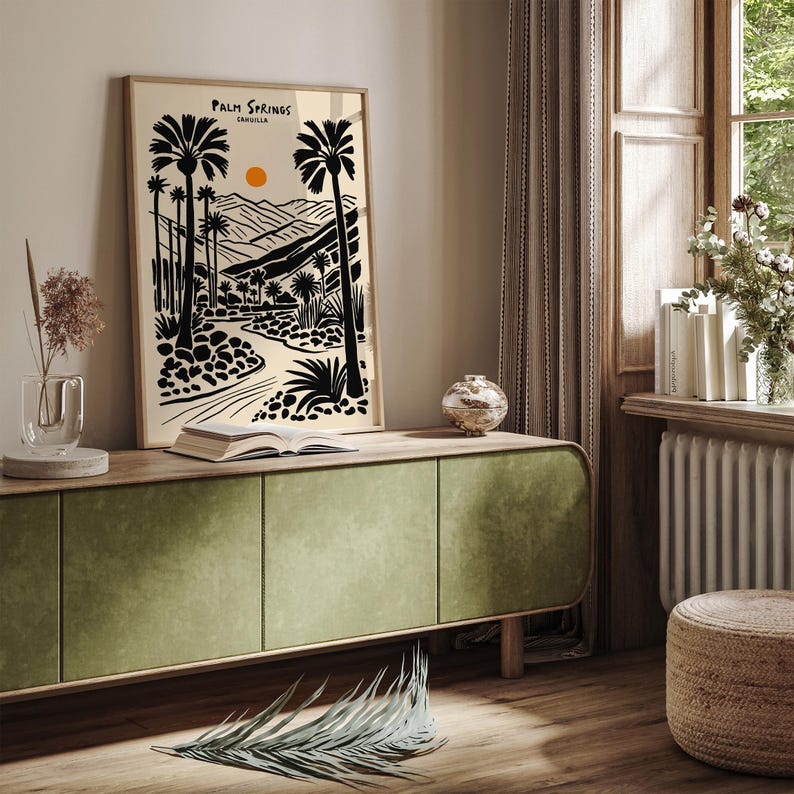Pode incluir: Ilustra&ccedil;&atilde;o em preto e branco de uma paisagem des&eacute;rtica com palmeiras e um sol poente. O texto "Palm Springs, Calif&oacute;rnia" est&aacute; no topo da imagem.