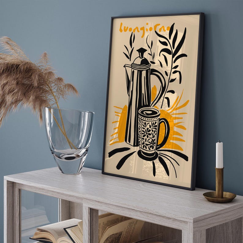 Pu&ograve; includere: Un'illustrazione in bianco e nero di una caffettiera e una tazza con il testo "Buongiorno" in una cornice nera. Lo sfondo &egrave; di colore crema con accenti gialli.