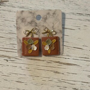 Pendientes de libro de arcilla polimérica hechos a mano: colgantes florales