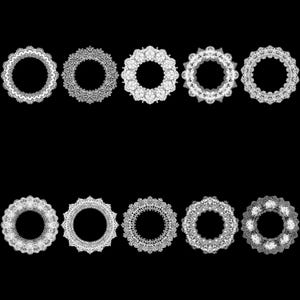 Puede incluir: Nueve dise&ntilde;os blancos, circulares y ornamentados con patrones intrincados est&aacute;n dispuestos en dos filas sobre un fondo negro. Los dise&ntilde;os se asemejan a encajes o tapetes detallados, cada uno con un motivo floral o geom&eacute;trico sim&eacute;trico &uacute;nico.