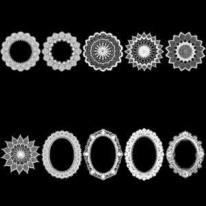 Puede incluir: Una colecci&oacute;n de tapetes y marcos ovalados de encaje blanco sobre un fondo negro. Los tapetes presentan intrincados dise&ntilde;os florales y geom&eacute;tricos. Los marcos ovalados tienen bordes ornamentados y detallados, perfectos para manualidades o decoraci&oacute;n del hogar.