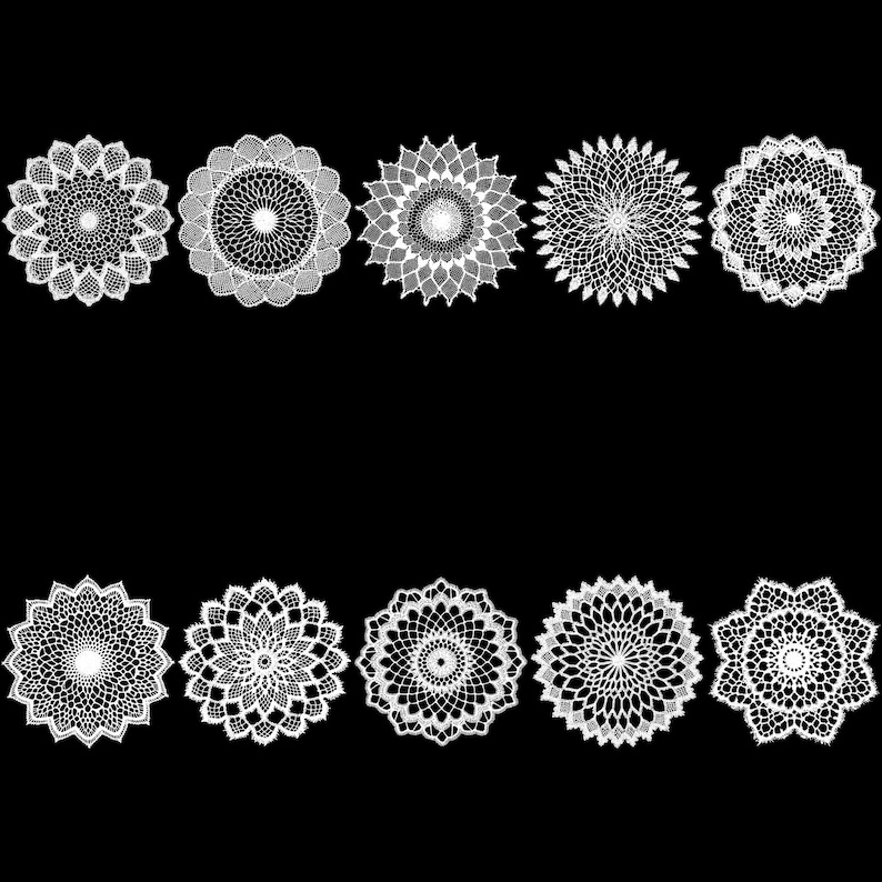 Puede incluir: Diez tapetes de encaje blanco con intrincados dise&ntilde;os florales se disponen sobre un fondo negro. Cada tapete presenta un dise&ntilde;o &uacute;nico, mostrando una artesan&iacute;a detallada. Las formas circulares y las texturas delicadas crean una est&eacute;tica cl&aacute;sica y elegante.