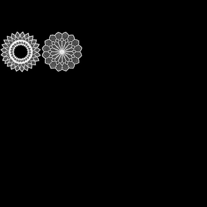 Puede incluir: Dos tapetes circulares de encaje blanco con intrincados dise&ntilde;os florales sobre un fondo negro. Uno tiene un dise&ntilde;o similar a un girasol, el otro presenta un patr&oacute;n geom&eacute;trico de estrella.