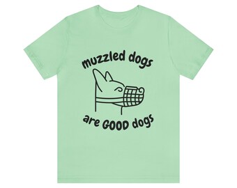 Los perros con bozal son buenos perros - Camiseta de manga corta Unisex Jersey