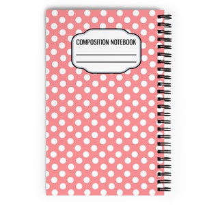 Puede incluir: Una libreta de composición rosa con lunares blancos. La portada tiene una etiqueta que dice "COMPOSITION NOTEBOOK".