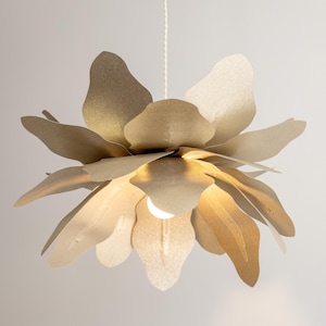 Lámpara colgante grande de flores doradas con purpurina de 60 cm, lámpara de techo floral, araña bohemia, lámpara japonesa. Araña de flores doradas - Lámpara de flores de papel