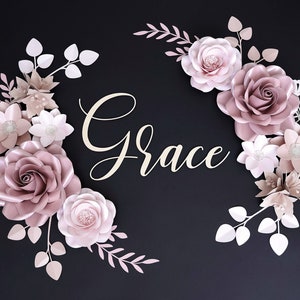 Decorazioni con fiori di carta - regalo per baby shower. Decorazione da parete per la cameretta delle ragazze. Fiori di carta personalizzati con targhetta con nome da appendere al muro.