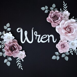Decorazione personalizzata per cameretta con fiori di carta e targhetta con nome