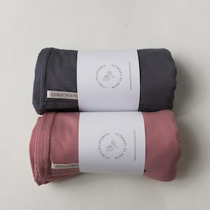 Bamboo hair towel bundle of two, 55x120 cm, gray and pink. Hair towel from CURLY N COVERED. Perfect as a turban towel and for scrunching your hair!