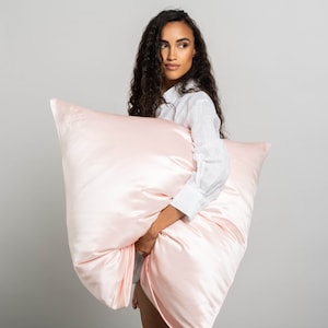 Silk pillowcase 80x80 cm pink silk. Mulberry silk pillowcase from CURLY N COVERED. Our fine silk pillows and pillowcases are made in Germany.
