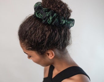 Oversized scrunchie 100% silk green leaves | Hair tie XXL Crepe Georgette | Floral pattern silk chiffon | Cable elastic large | CURLY'N'COVERED