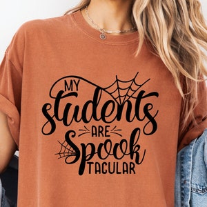 Komfort Farben Lehrer Halloween Sweatshirt, Meine Schüler sind Spooktacular, Halloween 2024 Tshirt, süßes Lehrer Shirt, Herbst Lehrer Outfit