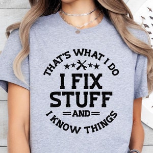 Könnte beinhalten: Graues T-Shirt mit einem schwarzen Aufdruck, auf dem steht "That's what I do I fix stuff -and- I know things".